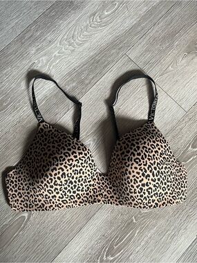 VICTORIAS Secret Tshirt Lightly Lined Wireless Bra Leopard Print Size 36C